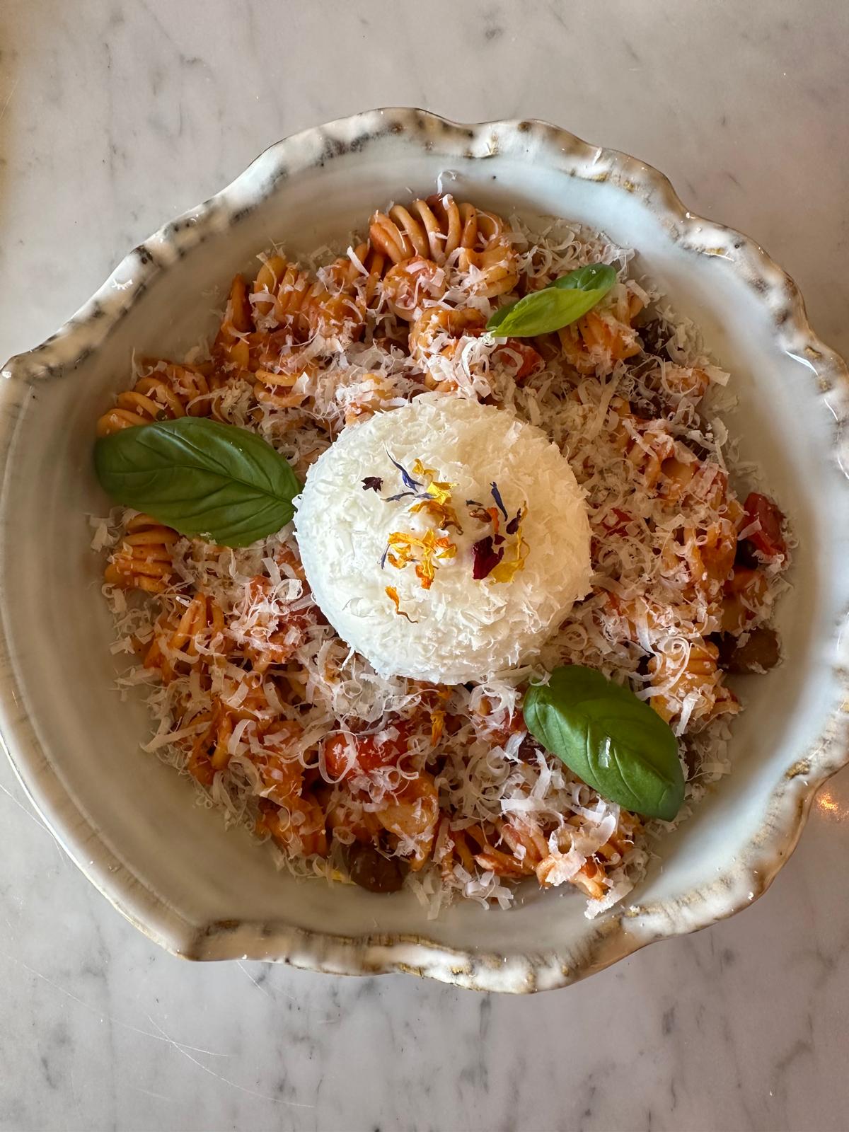 Assiette de pates avec burrata et basilic