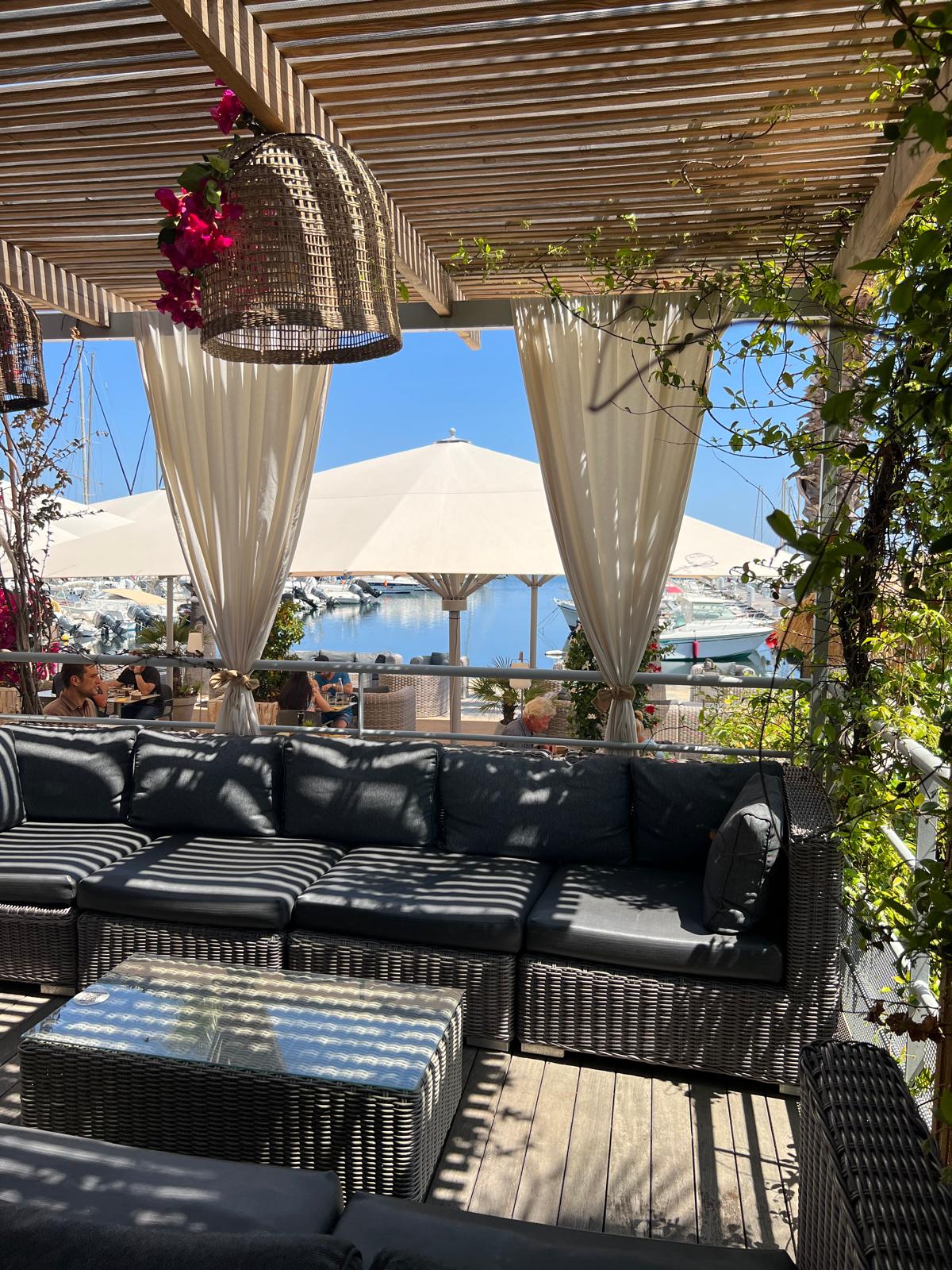 Salon terrasse face au port